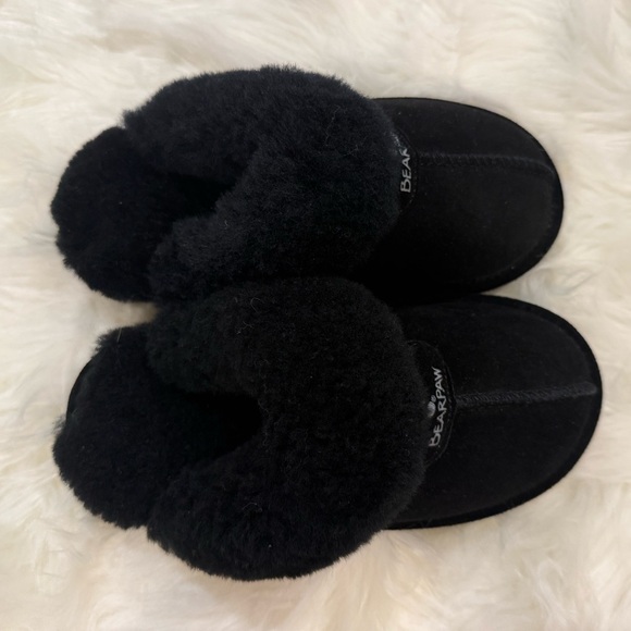 BearPaw Womens Black Fuzzy Slippers fits girls size 4 womens 6 - Picture 2 of 4